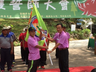 屏東林區管理處授旗予那馬夏廣顏山林巡護及義勇救火隊 2
